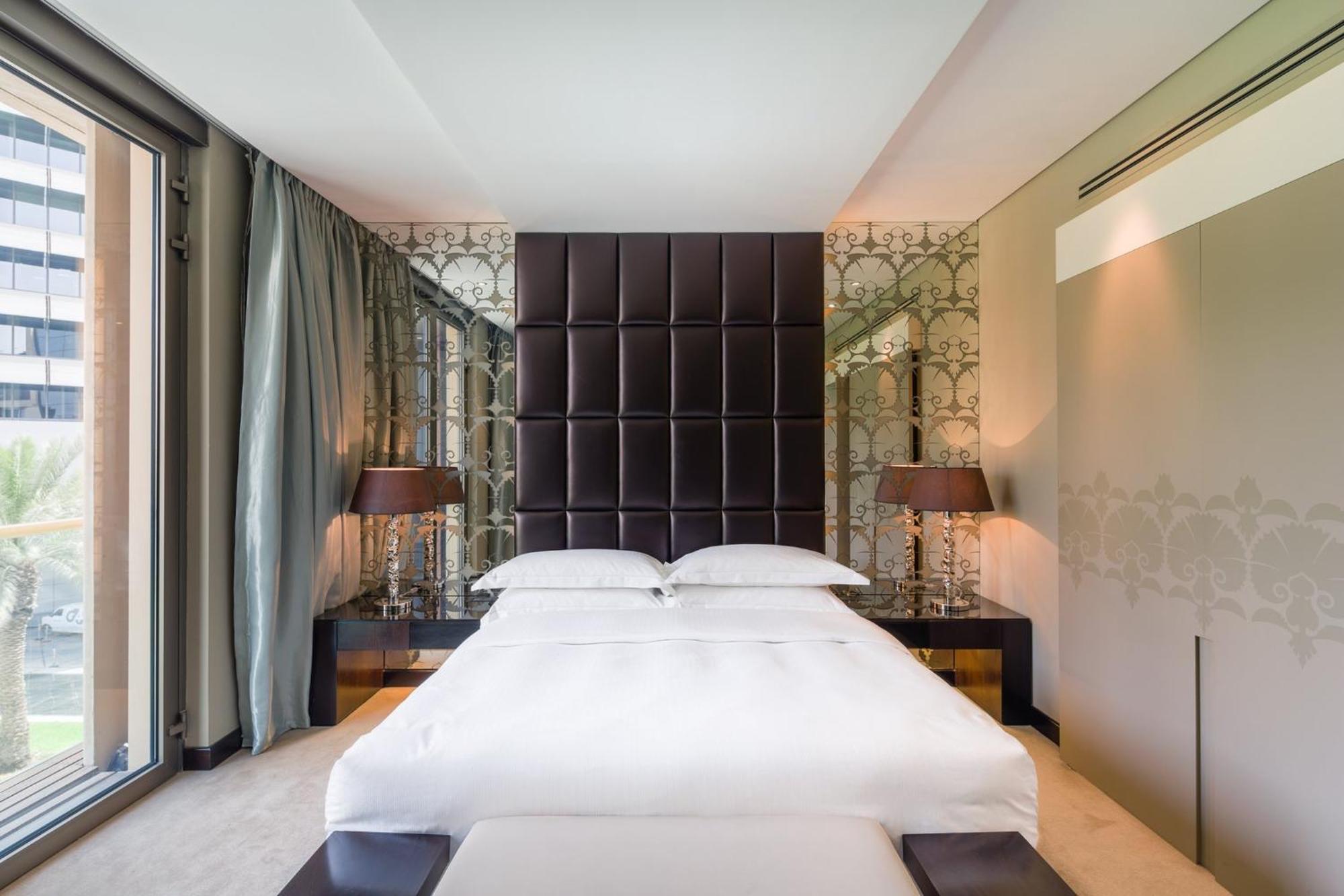 알 파이살리아 호텔 리야드 외부 사진 A bedroom at the Mandarin Oriental