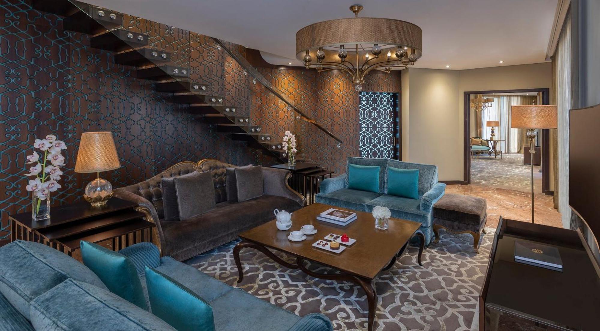 알 파이살리아 호텔 리야드 외부 사진 A living room in a suite at the Jumeirah Emirates Towers Hotel