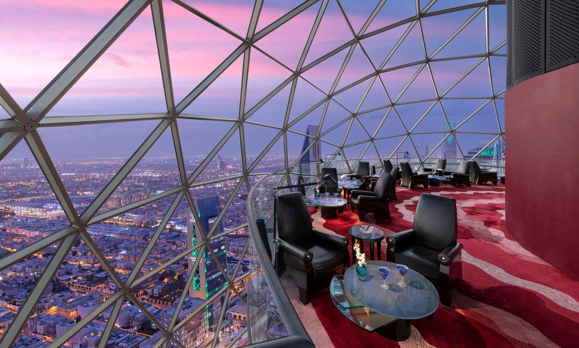 알 파이살리아 호텔 리야드 외부 사진 The 360° view from the lounge