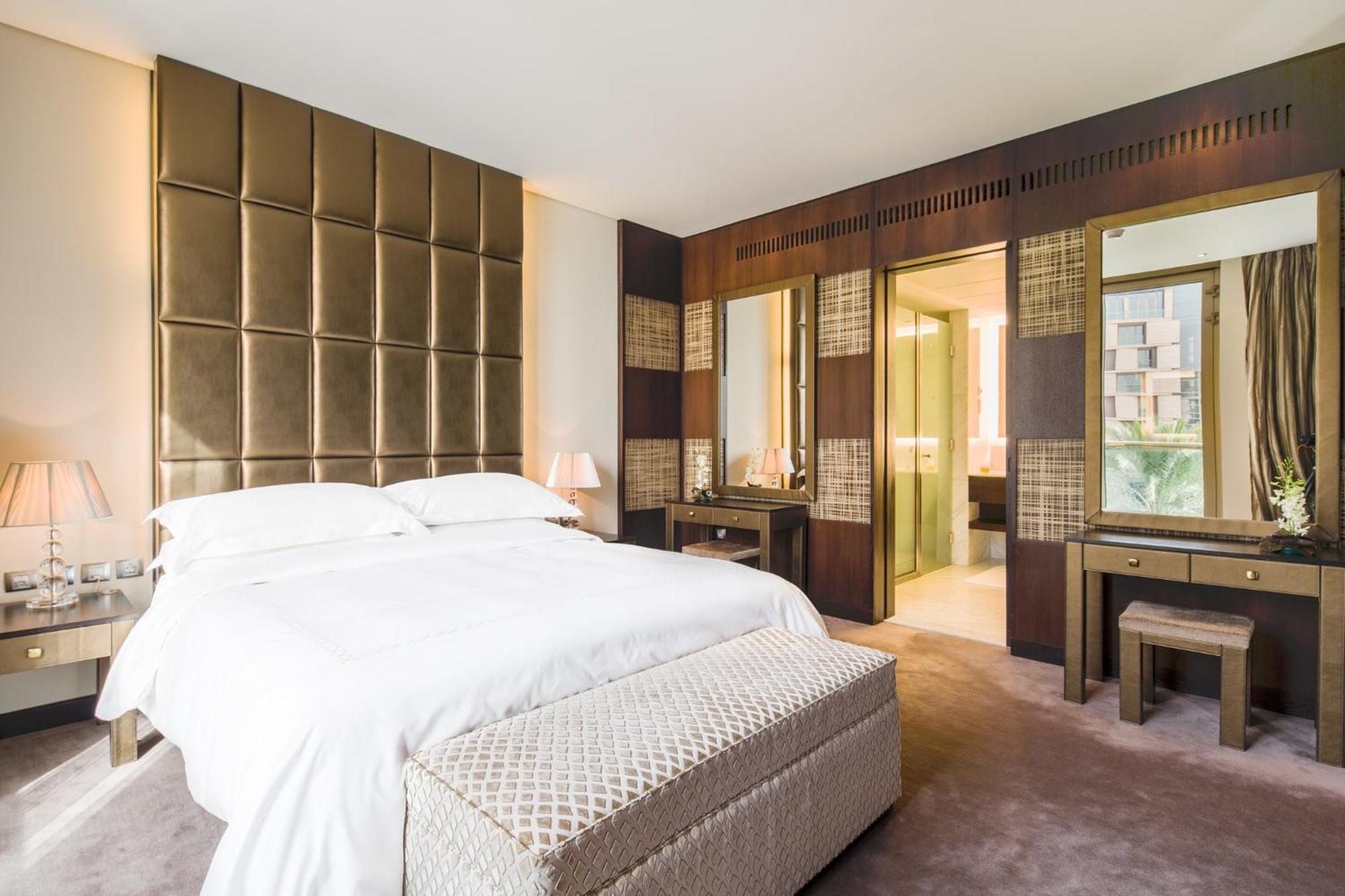 알 파이살리아 호텔 리야드 외부 사진 A bedroom at The Dorchester