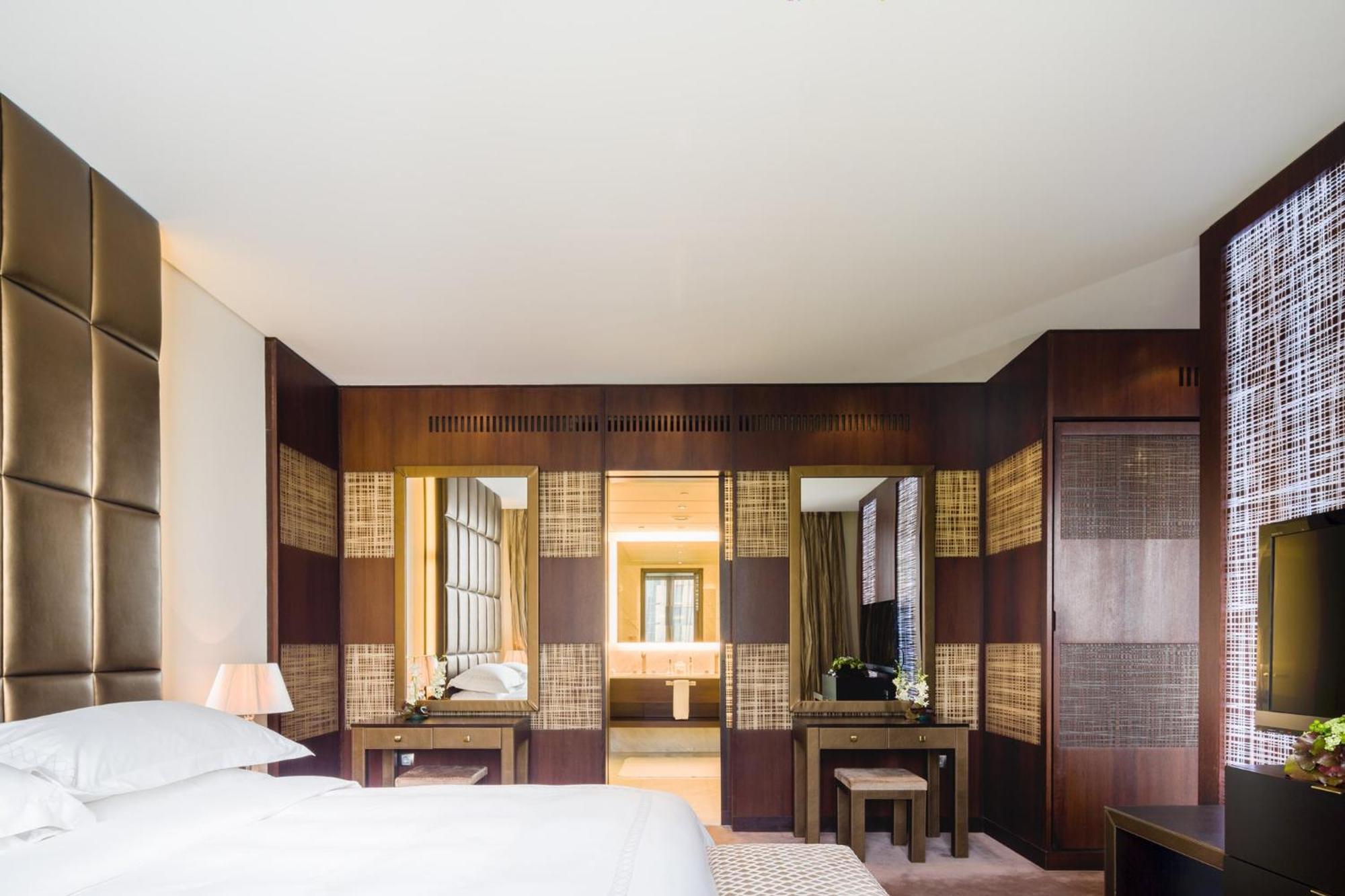 알 파이살리아 호텔 리야드 외부 사진 A guest room at The Ritz-Carlton, Dubai