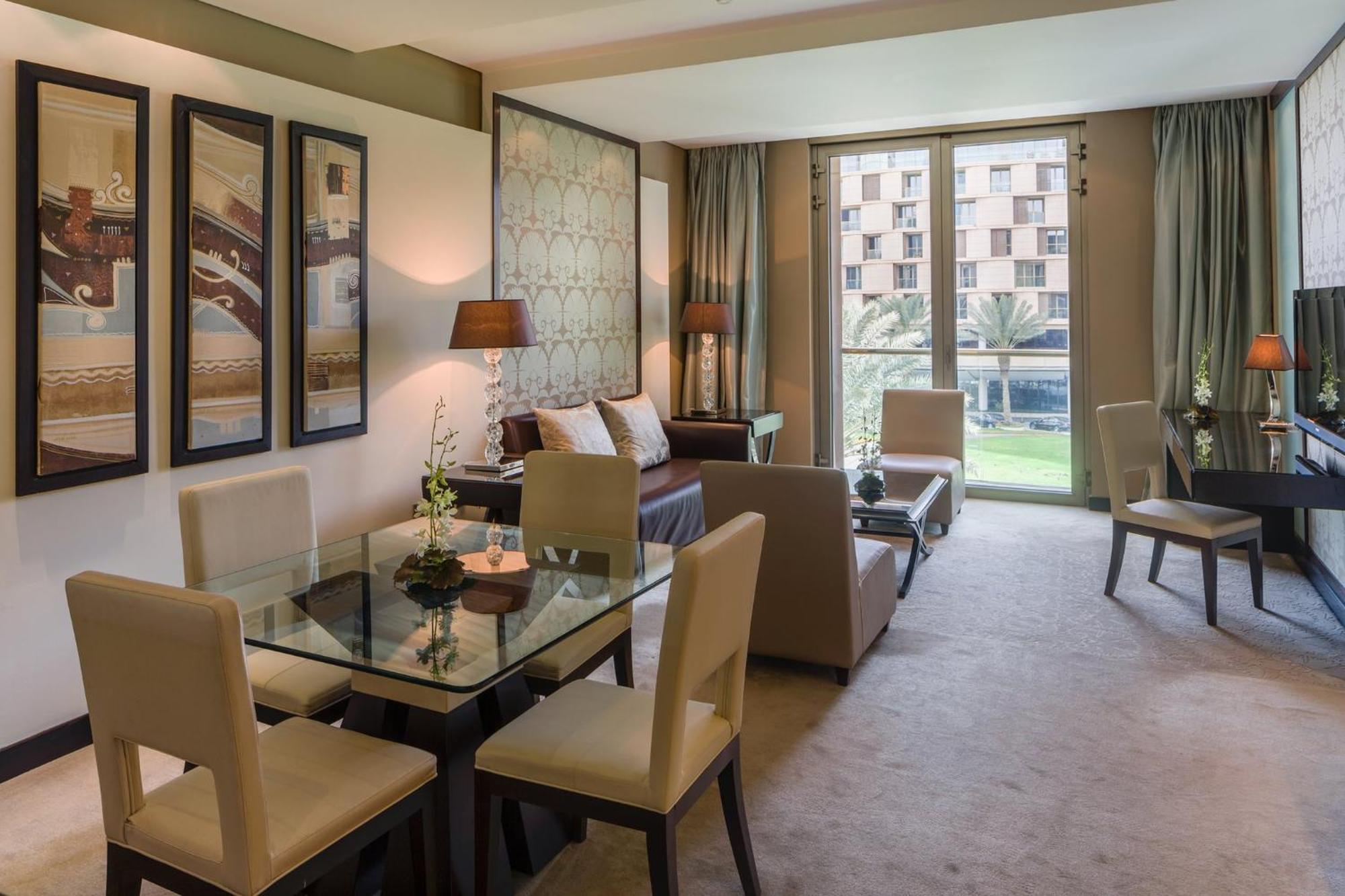 알 파이살리아 호텔 리야드 외부 사진 A living room at the Ritz-Carlton, DIFC