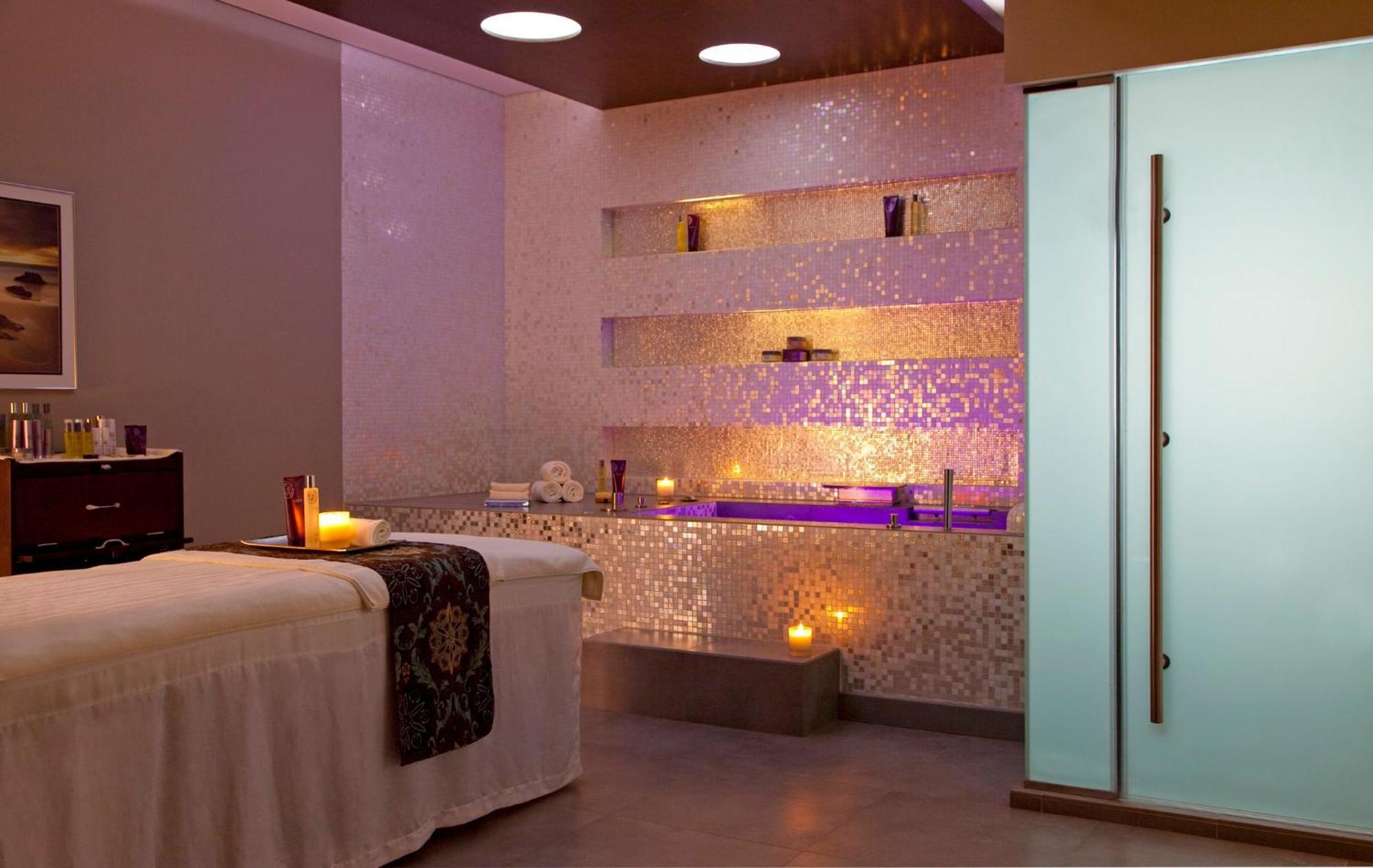 알 파이살리아 호텔 리야드 외부 사진 A spa treatment room
