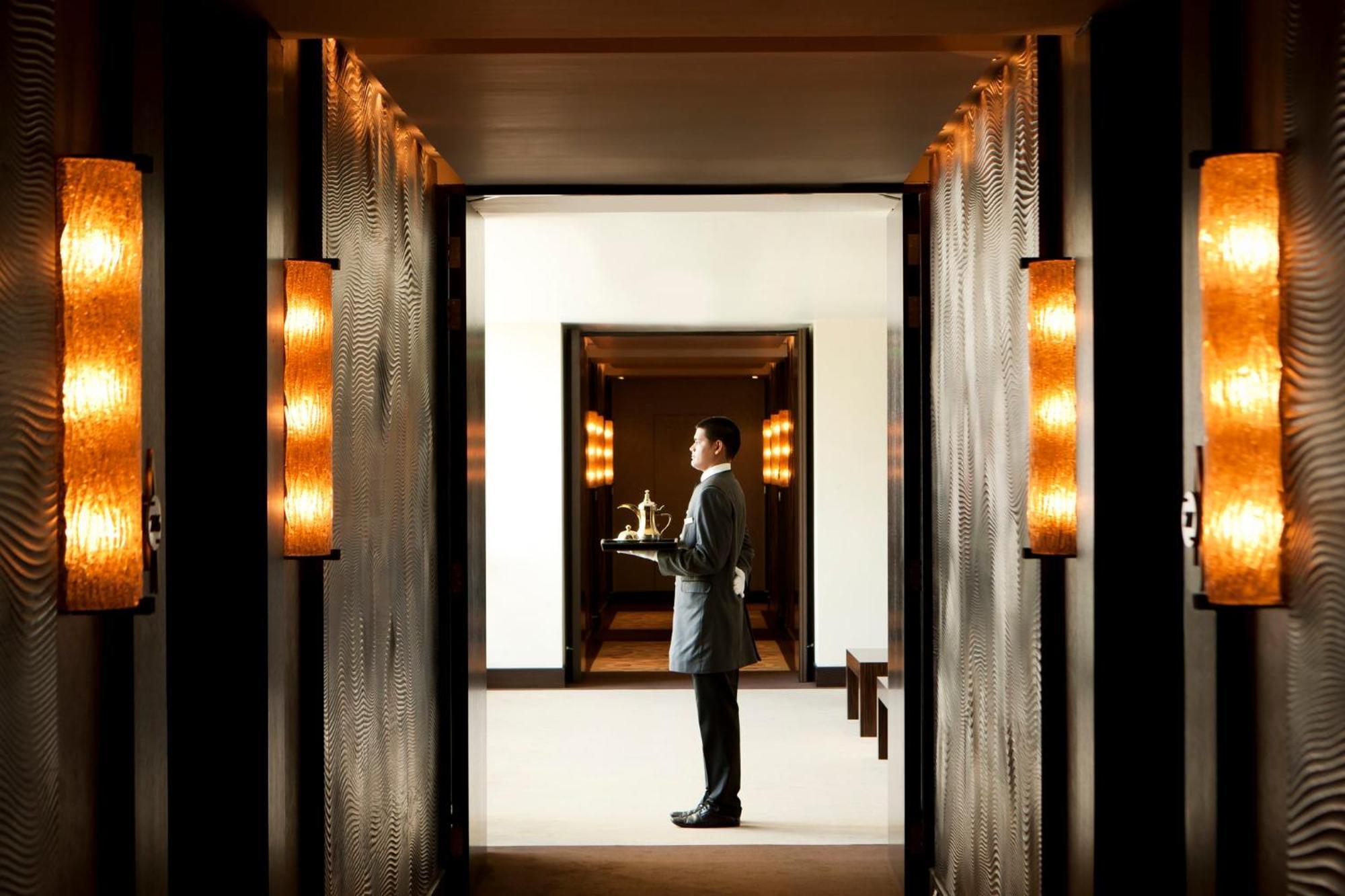 알 파이살리아 호텔 리야드 외부 사진 A butler at the Mandarin Oriental, Hong Kong