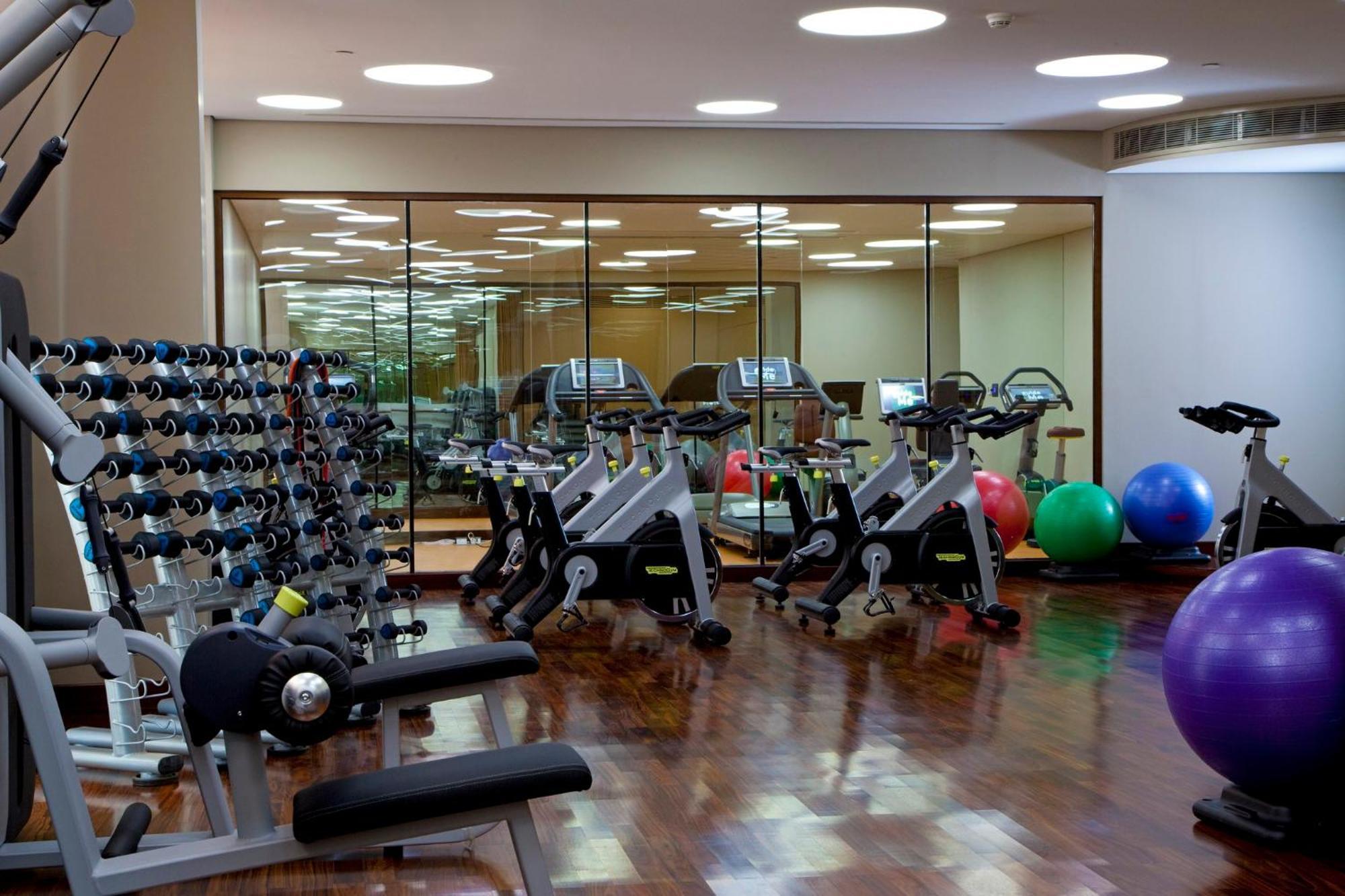 알 파이살리아 호텔 리야드 외부 사진 The gym at the Four Seasons Hotel, London